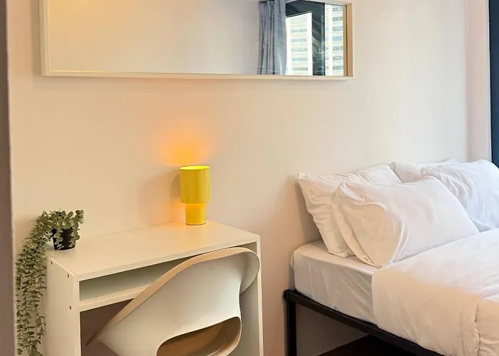 Makati Place With Queen Bed And 55 Inch Smart Tv * Manila